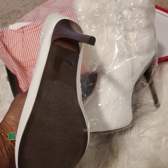 White Suade Booties with fur - Picture 4 of 5